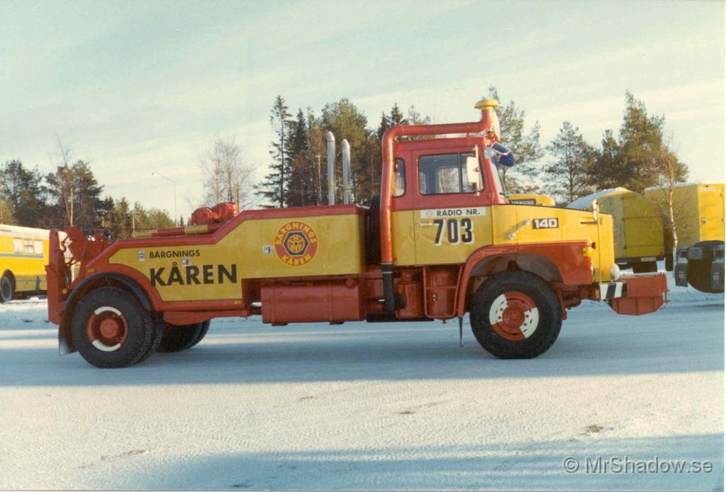 Bild 01-019.jpg - 1976  Luftintak och avgaspipor var och är fortfarande samtalsämnen.. Avgaspiporna hjälpte till att få lite värme in i skåpen.